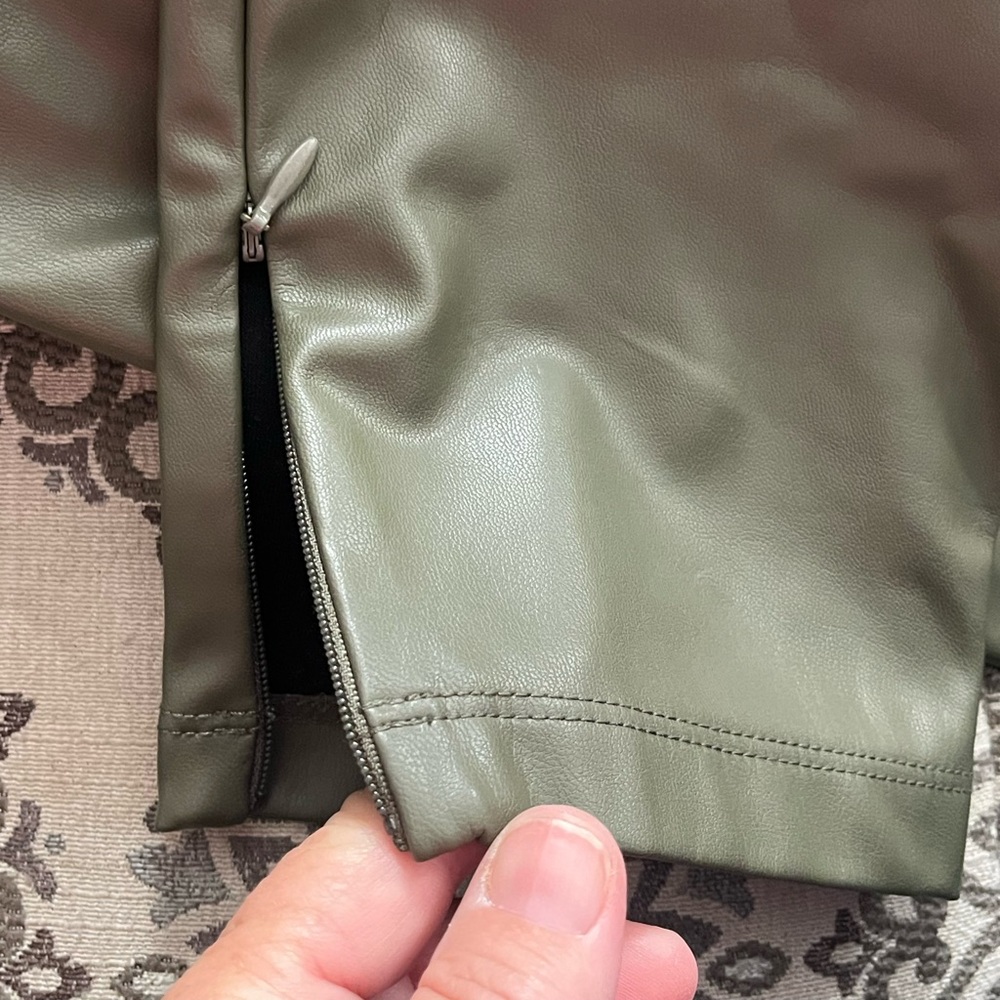 Lisa Rinna pants - Picture 3 of 8